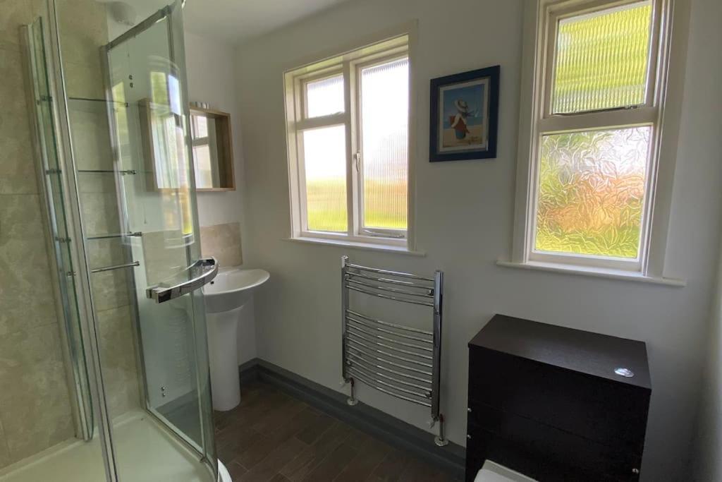 Cheerful 3 Bedroom Bungalow With Indoor Fire Place Gloucester Exterior photo